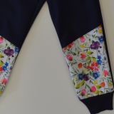 Softshellové kalhoty modré s květy na bílé- klasický střih vel. 128