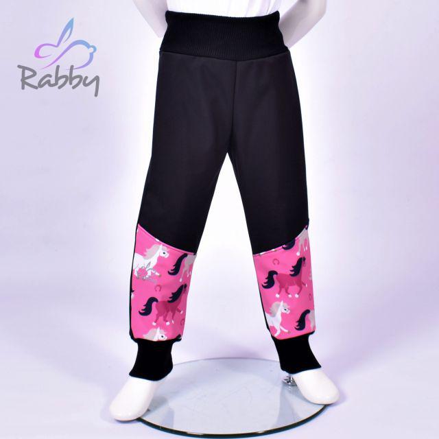 Softshellové kalhoty černé s koníky 2 - klasický střih vel. 98