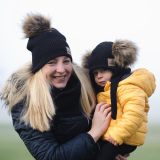 Dámská zimní čepice černá pletenina s hnědou bambulí vel. 55 (obvod hlavy 54-57 cm)