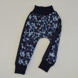 Zimní softshellové kalhoty geo. tvary s modrým pruhem - baggy střih vel.  98
