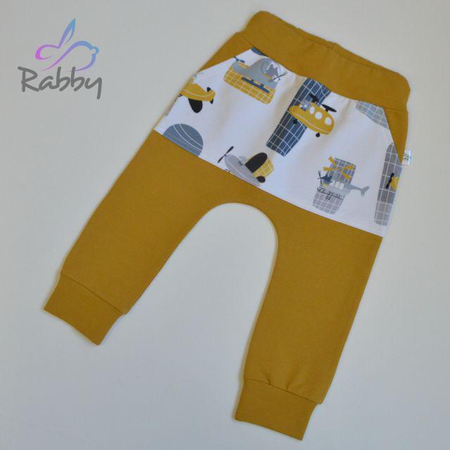 Baggy tepláčky okrové s kapsou letadla na bílé vel. 92