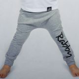 Baggy tepláčky sv. šedé s černým nápisem Rabby vel. 104