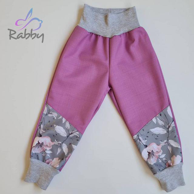 Jarní softshellové kalhoty šeříkové s přestřižením s květy na šedé - klasický střih vel.  92