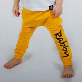 Baggy tepláčky hořčicové s černým nápisem Rabby vel.  92