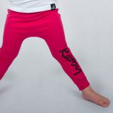 Baggy tepláčky malinové s černým nápisem Rabby vel.  92