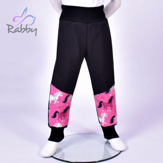 Softshellové kalhoty černé s koníky 2 - klasický střih vel. 128