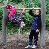 Zimní softshellové kalhoty černé s přestřižením, barevné lístky - klasický střih vel.  92