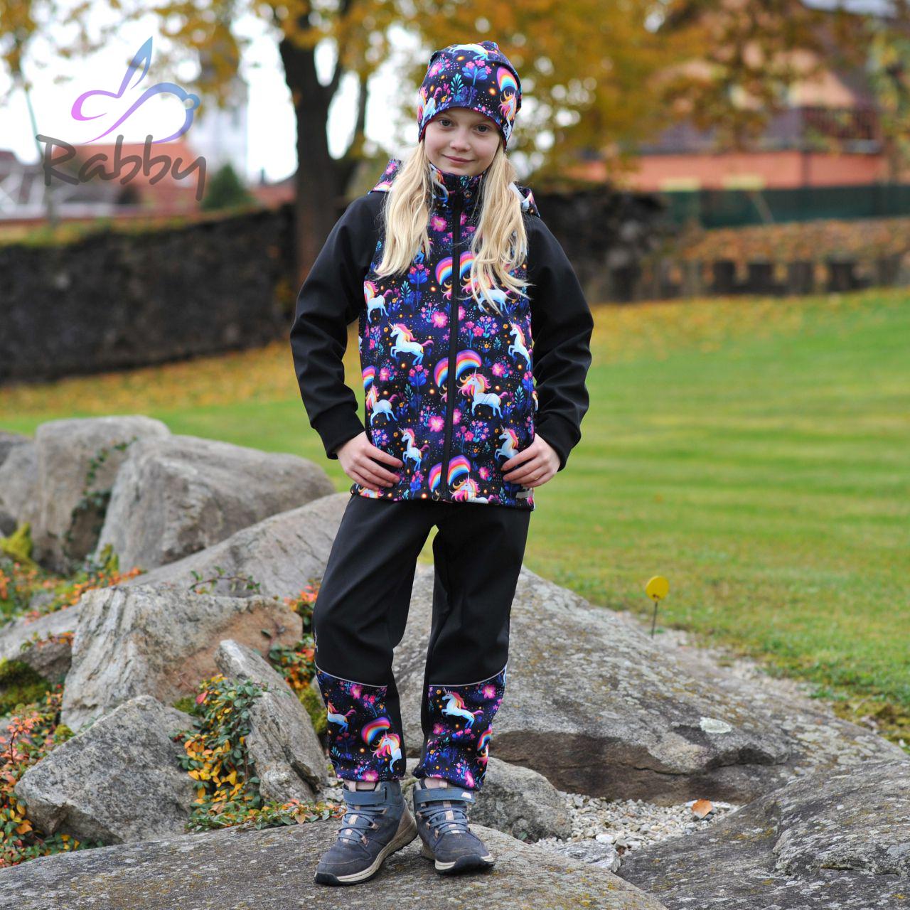 Zimní softshellové kalhoty černé s přestřižením barevný jednorožec - klasický střih vel. 116