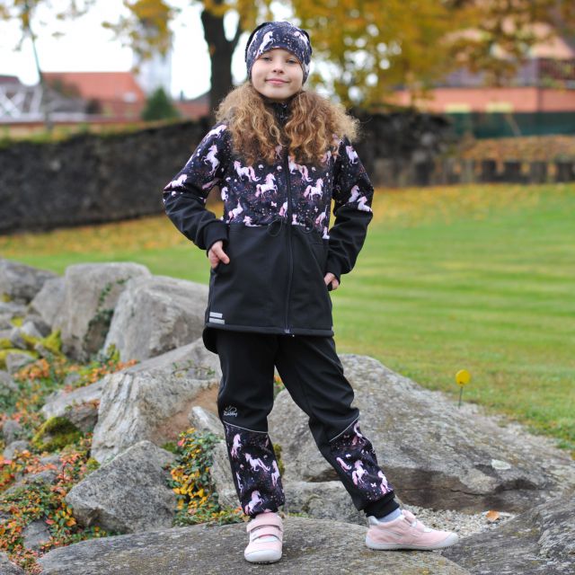 Zimní softshellové kalhoty černé s přestřižením jednorožci na černé - klasický střih vel. 98