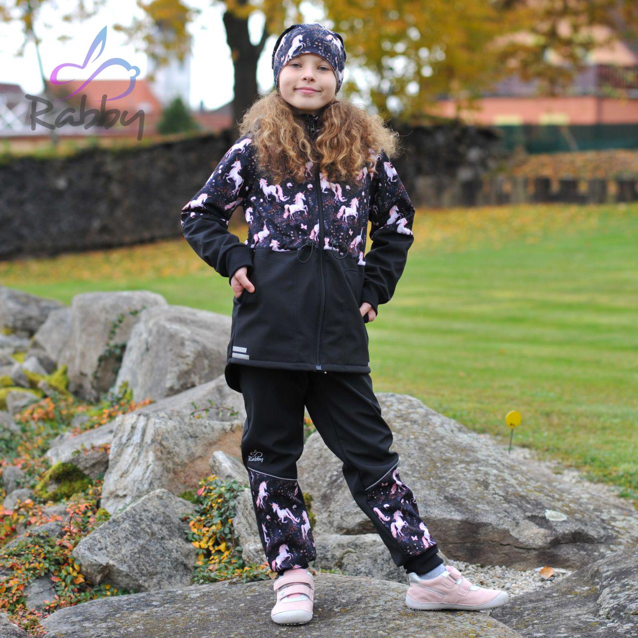 Zimní softshellové kalhoty černé s přestřižením jednorožci na černé - klasický střih vel. 104