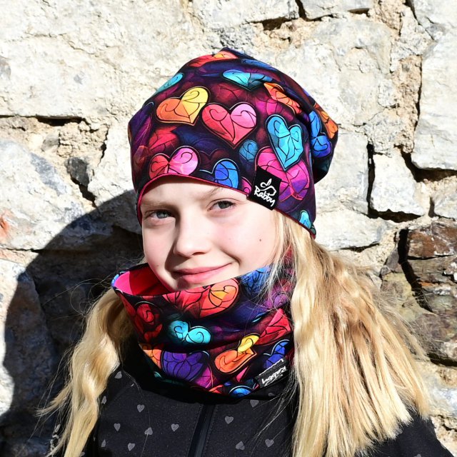 Set homeless čepice a nákrčníku karmínová srdce vel. 48 (obvod hlavy 47-50 cm)